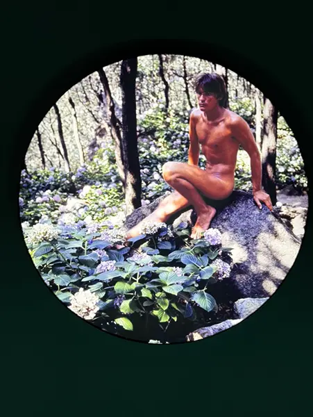mostra Pazza Idea a MOle in Museo Nazionale del Cinema a Torino, foto di uomo nudo fra i fiori